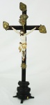 Crucifixo de madeira e Cristo em madeira policromada. Medidas  crucifixo 63 x 32 cm.  Cristo 21 x 19 cm.