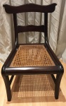Antiga cadeira estilo inglesa em jacarandá, para calçar sapatos, encosto vazado, assento de palhinha original. Medida 60 x 42 x 37 cm. OBS : RETIRADA POR CONNTA DO COMPRADOR AGENDADO NO HUMAITÁ.
