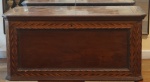 Antigo Baú Europeu em madeira nobre, com trabalhos em Marqueterie, medindo 47 x 98 x 53 cm.