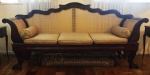 Sofá/Canapé em madeira nobre, com pés entalhados em formatos de garras de leão. Assentos, laterais e encosto em palhinha artificial, medindo 110 x 225 x 60 cm.