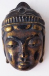 Máscara Oriental em madeira laqueada e dourada representando Buda, medindo 25 x 15 cm.