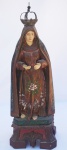 Imagem Nossa Senhora das Dores, policromada, acompanha peanha e coroa, medindo 44 x 45 x 10 cm. Com peanha de parede medida 60 cm altura.