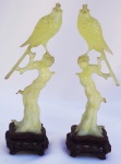 Par de Grupos Escultóricos Orientais em Jade, representando Pássaro do Paraíso sobre peanha também trabalhada em madeira nobre, medindo 19 cm de altura.