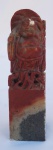 Grupo Escultórico em pedra dura chinesa representando Buda, com marcas do tempo, medindo 10 cm de altura.