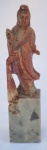 Grupo Escultórico em pedra dura chinesa representando Gueixa, com marcas do tempo, medindo 12 cm de altura.