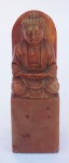 Grupo Escultórico em pedra dura chinesa representando Buda, com marcas do tempo, medindo 9 cm de altura.