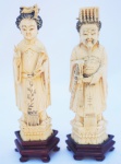 Par de Grupos Escultóricos em Marfim, representando casal de Imperadores, assinados, acompanha peanha, medindo 14 cm de altura cada.