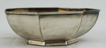 Bowl em metal espessurado a prata, contrastado, medindo 20 cm de diâmetro e 8 cm de altura.