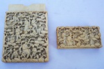 Porta Cartões em Marfim, ricamente esculpido, medindo 10 x 6 x 1,5 cm.