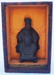 Antiga Escultura de Imperador Chinês em madeira, medindo 11 cm de altura. Acondicionado em estojo, medindo  17 x 11 x 8 cm.
