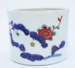 Vaso em Porcelana Chinesa, decorado com flores em policromia e relevo, medindo 18 cm de altura e 10 cm de diâmetro.