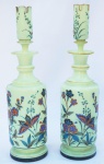 Par de Perfumeiros em Opalina Francesa, ricamente policromado, decorado com flores e insetos, medindo 19 cm de altura.