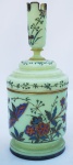 Bowl com tampa em Opalina Francesa, ricamente policromado, decorado com flores e insetos, apresentando defeito na tampa, medindo 20 cm de altura.