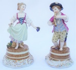 Par de Grupo Escultórico em porcelana Alemã de "Meissen", representando casal de camponeses, rico em policromia, medindo 15 cm de altura.