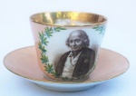 Xícara de chá em Porcelana Européia de coleção, decorada com busto de personalidade, medindo 8 cm de altura e 10 cm de diâmetro, pires: 17 cm de diâmetro.