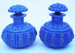 Par de Perfumeiros franceses em vidro na cor azul, medindo 13 cm de altura.