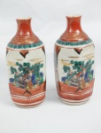 Par de Vasos de porcelana japonesa satzuma, ricamente policromado, decorado com paisagens e figuras, acompanha peanha em madeira nobre entalhada, medindo 19 cm de altura.