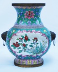 Ânfora em porcelana, ricamente decorada com flores e pássaros, guarnições em bronze, medida 18 x 16 x 10 cm.
