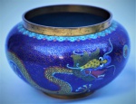 Bowl chinês em cloisonne, decorado com dragões, assinado na base, medidas altura 9 cm e diâmetro 15 cm.
