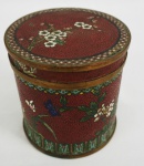 Bowl chinês com tampa em cloissonne, decorado com flores, medidas altura 10 cm e diâmetro 10 cm.