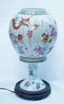 Luminária de porcelana chinesa, ricamente policromada, (base) peanha em medeira nobre folheada. altura 34 cm.