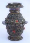 Vaso  de Prata Filogramada com aplicações de pedras coloridas, medindo 12 cm de altura. Peso total: 192 g.