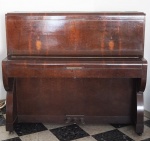 Piano armário "LUX" Rio de Janeiro, em madeira folheada em rádica, medindo 130 x 144 x 62 cm.
