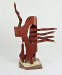 Autor Desconhecido. Escultura em ferro vermelho com base em granito, medindo 70 x 50 x 25 cm, no estado.