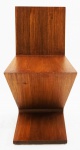Designer Gerrit Rietveld, 1934.A cadeira Zig Zag foi projetada em 1934 pelo arquiteto e designer de móveis Gerrit Rietveld. Graças ao seu uso de diagonais, Rietveld foi o primeiro a introduzir este novo tipo de cadeira, seu design enganosamente simples de Z surgiu de seu desejo de criar uma cadeira a partir de uma única peça de material. Quando isso se revelou impossível em vários materiais, ele recorreu ao método pouco convencional de aparafusar tábuas de madeira para dar a impressão de uma forma contínua.Sem as pernas traseiras, a Zig Zag é uma das criações mais radicais do design mobiliário, é uma cadeira composta com quatro painéis que se dobram em sequência de cima para baixo, em uma forma elegante, para criar o que a princípio pode parecer uma cadeira instável, mas na realidade é tão firme como o seu design.