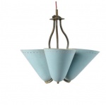 Luminária - Autor desconhecido - Luminária de teto para três lâmpadas, confeccionada em latão e metal esmaltado na cor azul, cúpulas cônicas perfuradas, década 1950, peça marcantemente retrô. Medida 31 x 35 cm.