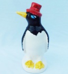 Escultura em porcelana, representando pinguim, modelo cartola. Altura 21 cm.