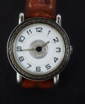 HERMÉS - Relógio de pulso suíço, caixa em metal prateado, pulseira em couro, c/ marcas de uso, código do registro nº 53490, máquina não testada