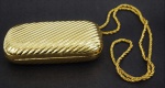 Clutch - Pequena bolsa bolsa de festa - em metal dourado, medindo 9x16x4 cm, adquirida na loja Hstern do Hotel Tropical Manaus.