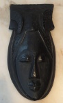 Máscara africana medindo 30 x 15 cm.