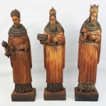 GREGÓRIO NATAL. Arte Popular Brasileira, grupo escultórico representando "Os 3 Reis Magos" em madeira entalhada, assinada na base, medindo 50 cm de altura.
