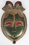 ARTE  AFRICANA. Máscara em madeira  policromada, medindo 24 x 15 cm.