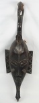ARTE AFRICANA. Máscara em madeira, medindo 72 x 22 x 16 cm.