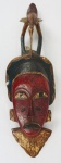 ARTE AFRICANA. Máscara em madeira policromada, medindo 50 x 16 x 9 cm.