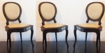 Lote composto de 3 cadeiras medalhão em jacarandá, assento e encosto em couro tacheado, medidas 96 x 48 x 50 cm.