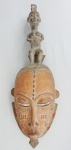 ARTE AFRICANA. Máscara em madeira policromada, medindo 58 x 19 x 13 cm.