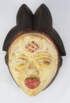 ARTE AFRICANA. Máscara em madeira policromada, medindo 27 x 20 x 14 cm.