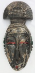ARTE AFRICANA. Máscara em madeira policromada, medindo 40 x 18 x 8 cm.