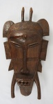 ARTE AFRICANA. Máscara em madeira encerada, medindo 42 x 21 x 9 cm.