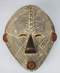 ARTE AFRICANA. Máscara em madeira policromada, medindo 29 x 25 x 13 cm.