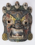 ARTE AFRICANA. Máscara em madeira policromada, medindo 22 x 19 x 8 cm.