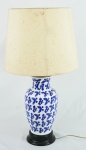 Abajur em Porcelana azul e branca, base em madeira, cúpula em tecido, medindo 68 cm de altura total.