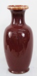 Vaso em Porcelana Sangue de Boi, com marca na base, medindo 46 cm de altura.