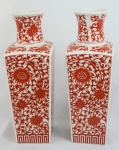 Par de Vasos Orientais em porcelana com decoração floral, medindo 37 cm de altura.