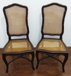 Par de Cadeiras me madeira nobre (IME), assento e encosto com palhinha natural, acompanha almofadas em tecido, medindo 108 x 52 x 48 cm.