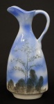 Grande jarra de porcelana policromada decorada com paisagem. Alt. 45 cm
